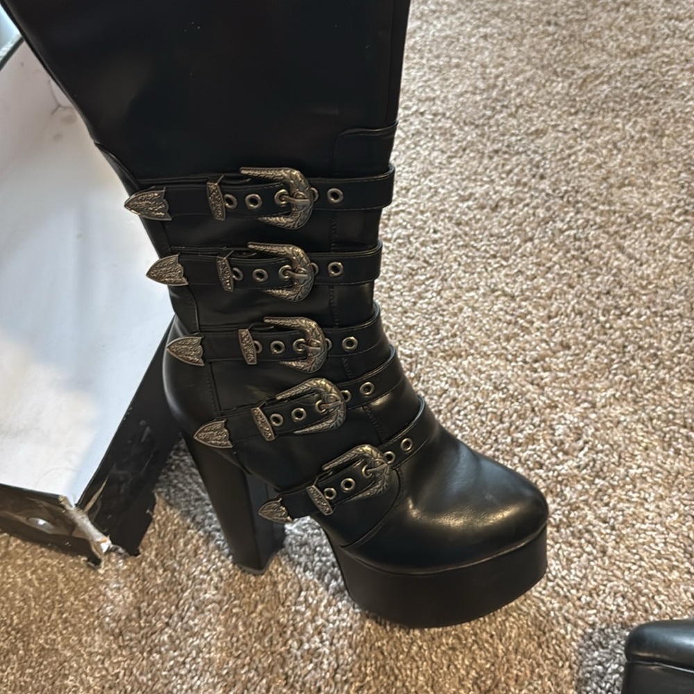 These boots go all the way up lol past your knees